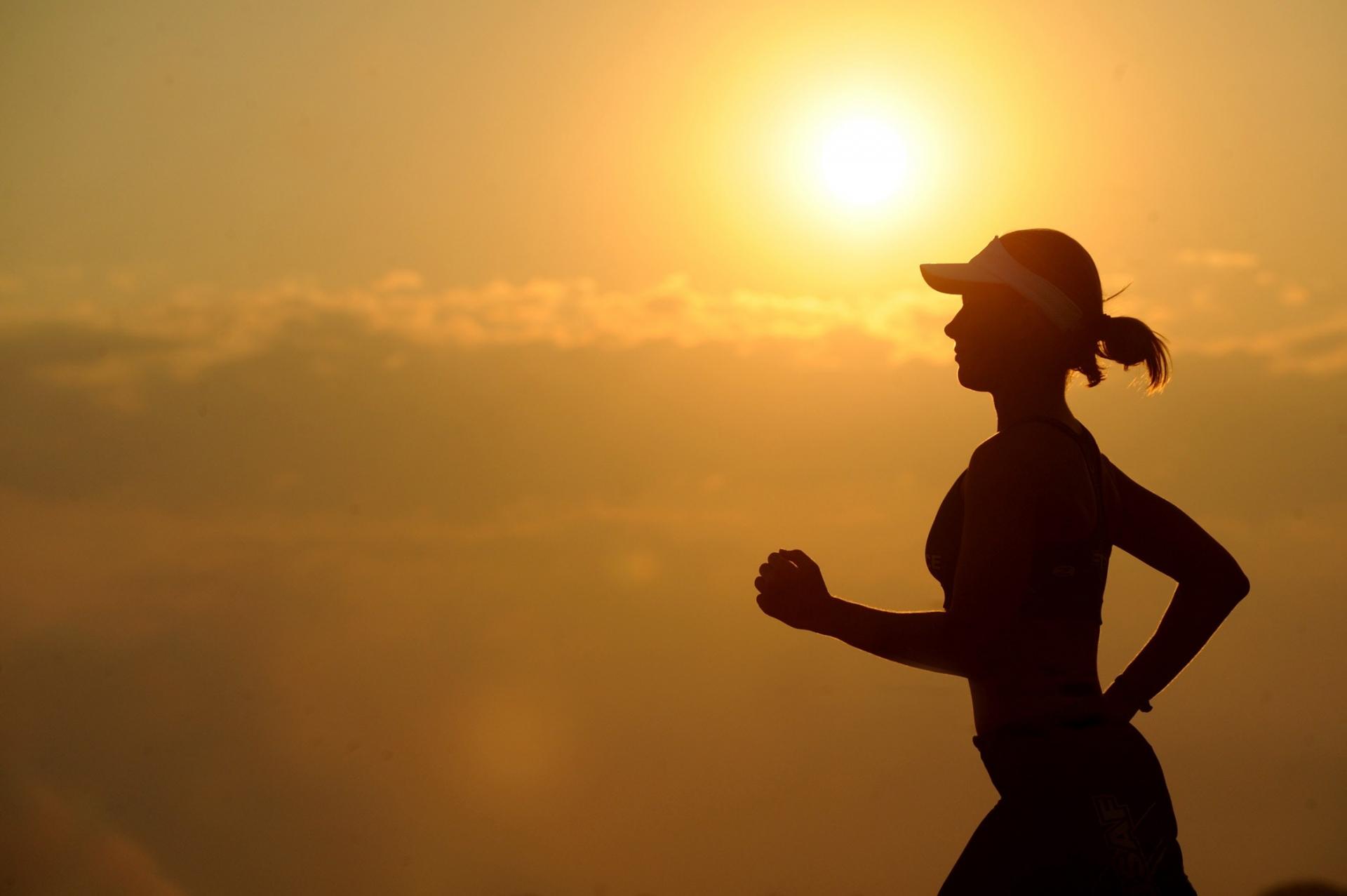 Frau joggt im Sonnenuntergang